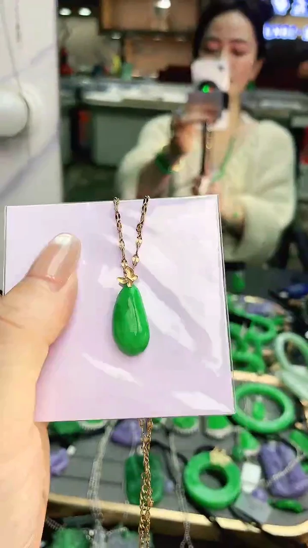 颈饰18K金镶嵌翡翠赠礼盒证书