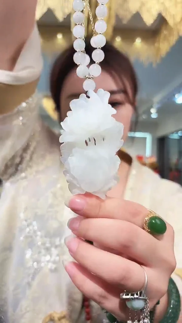 未镶嵌岫玉颈饰牡丹花吊坠