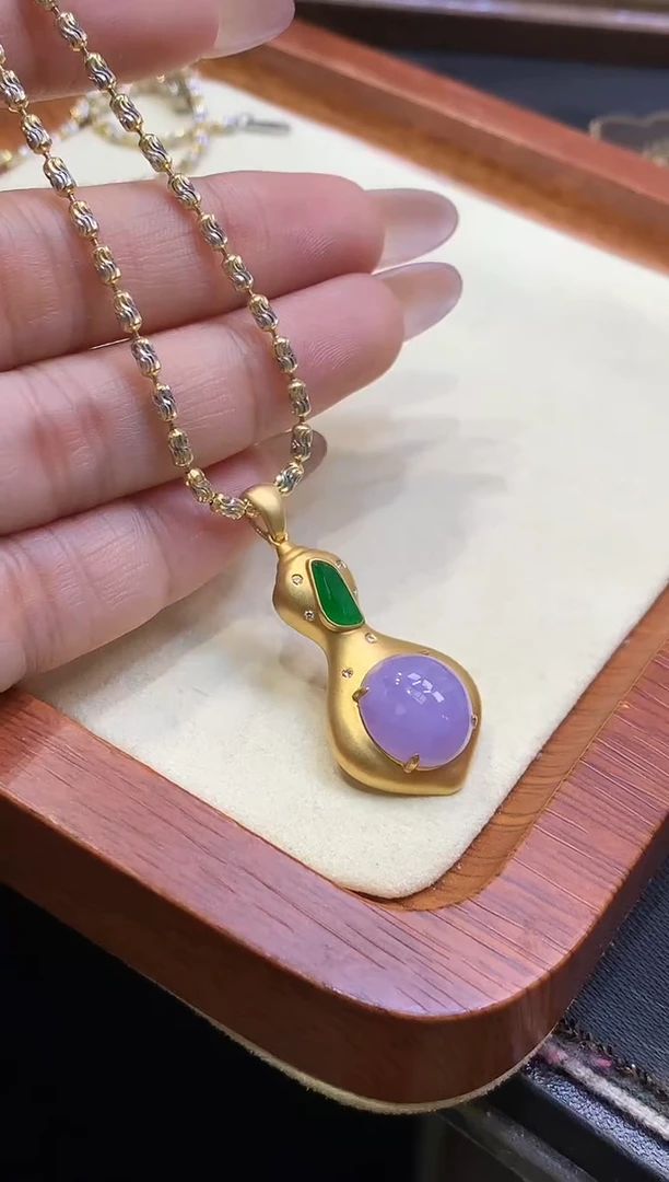 18K金镶嵌挂件翡翠葫芦不含链