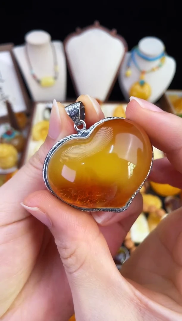 琥珀未镶嵌珠宝奇石手***心柒月