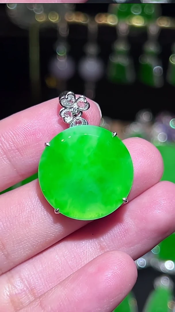 18K金镶嵌挂件翡翠吊坠