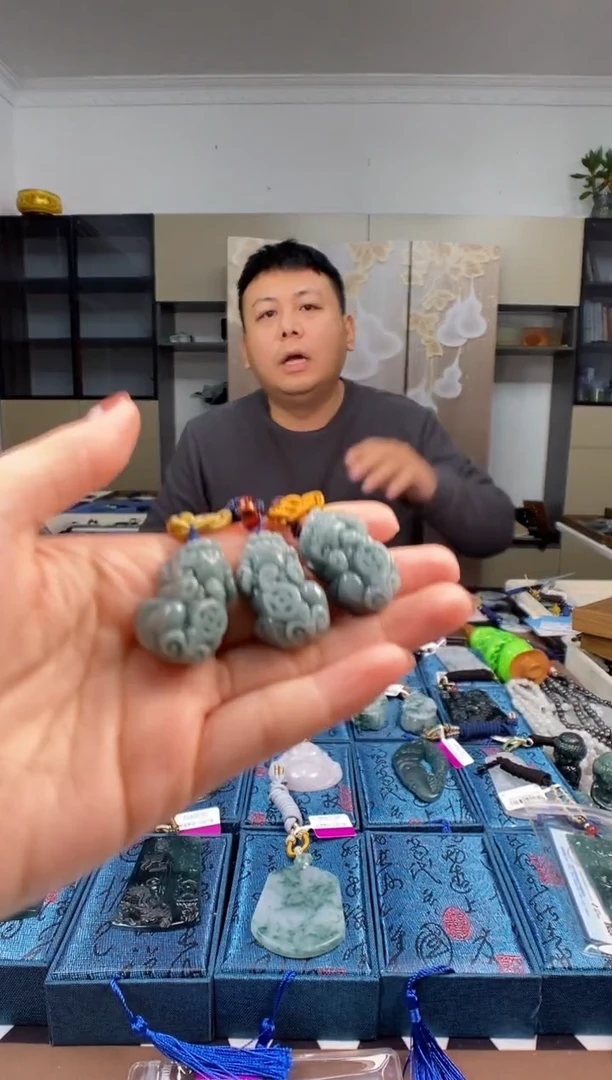 颈饰未镶嵌翡翠  多样性发其一