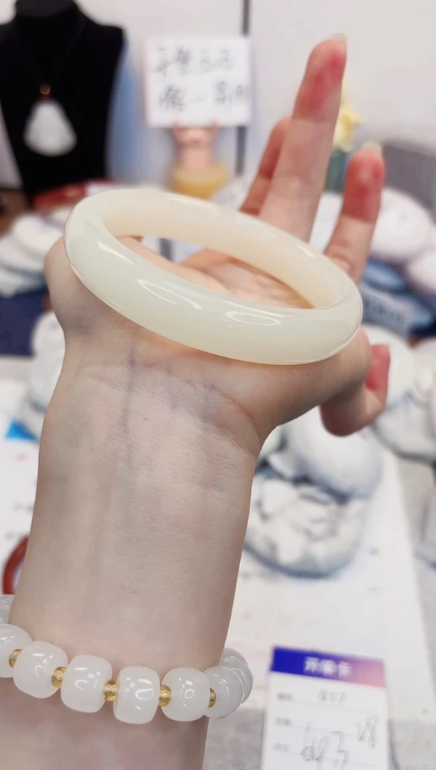 【闪购商品】石英质玉手镯未镶嵌17-玉兰白圈口63
