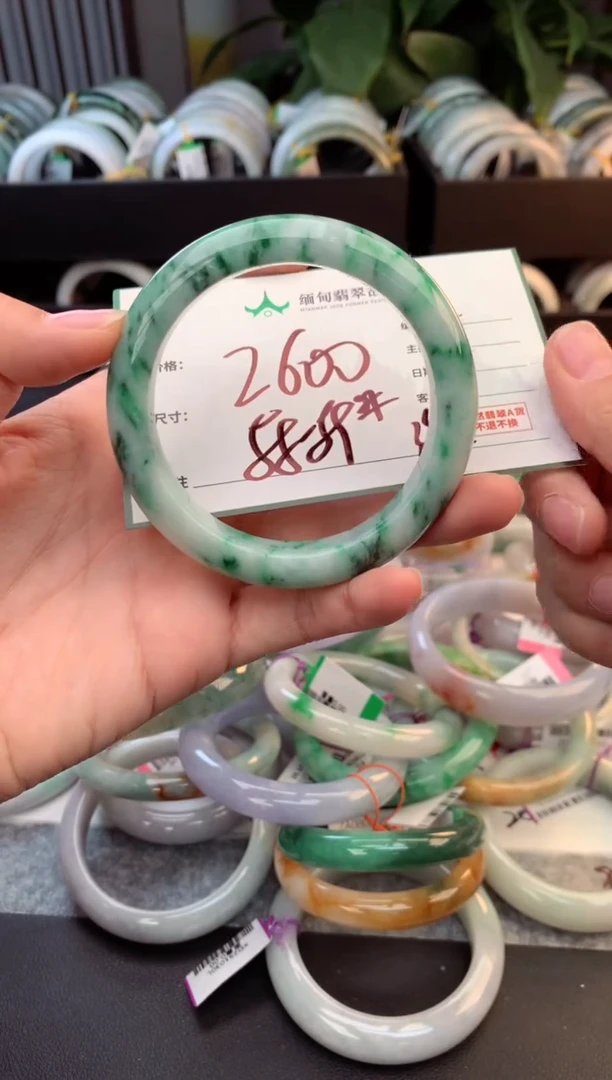 未镶嵌定制翡翠毛货需精细抛光+多人