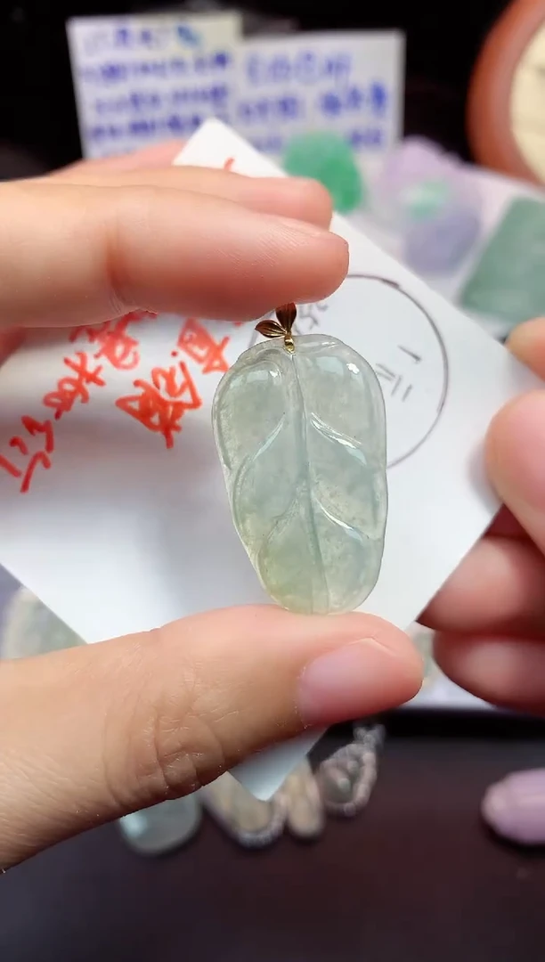 颈饰18K金镶嵌翡翠吊坠