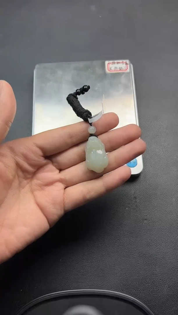 吊坠(赠链)未镶嵌和田玉且末微色差近矿吊坠