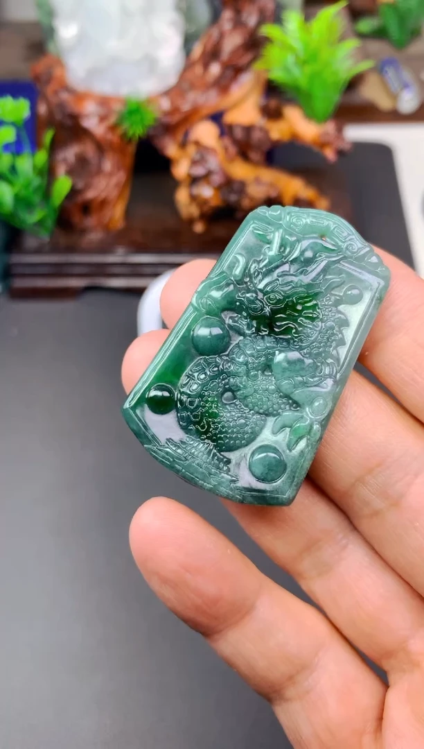 颈饰未镶嵌翡翠陈*龙牌