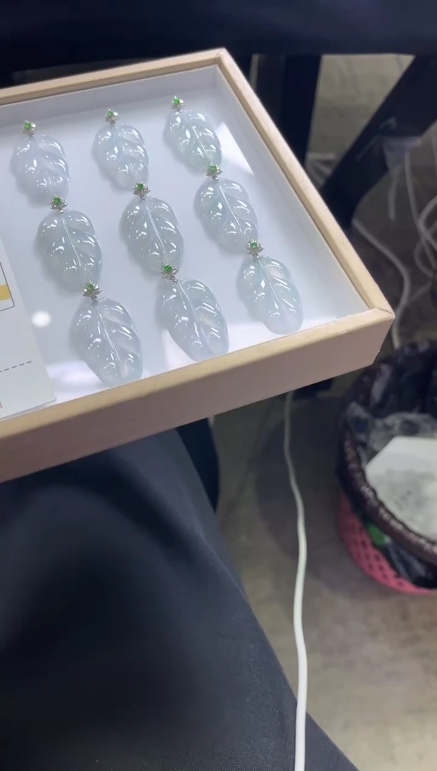 颈饰18K金镶嵌翡翠V376 /多样性发一件/配绳子