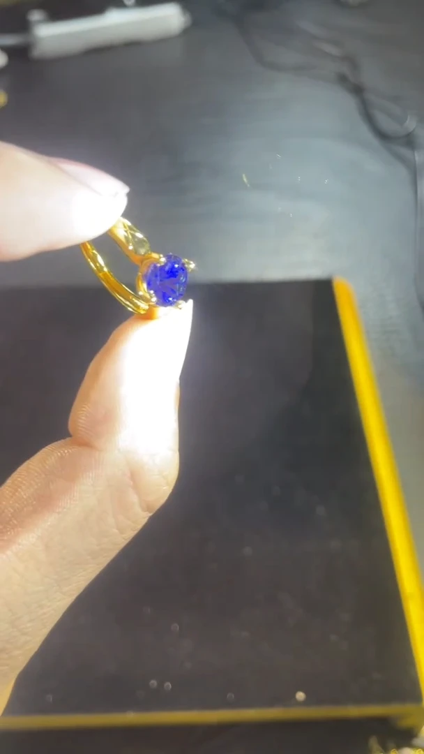 无非金属轻奢蓝鉆戒指