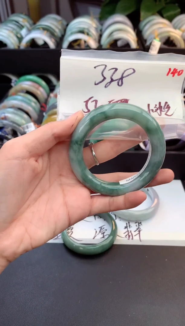 未镶嵌定制翡翠毛货需精细抛光+多人