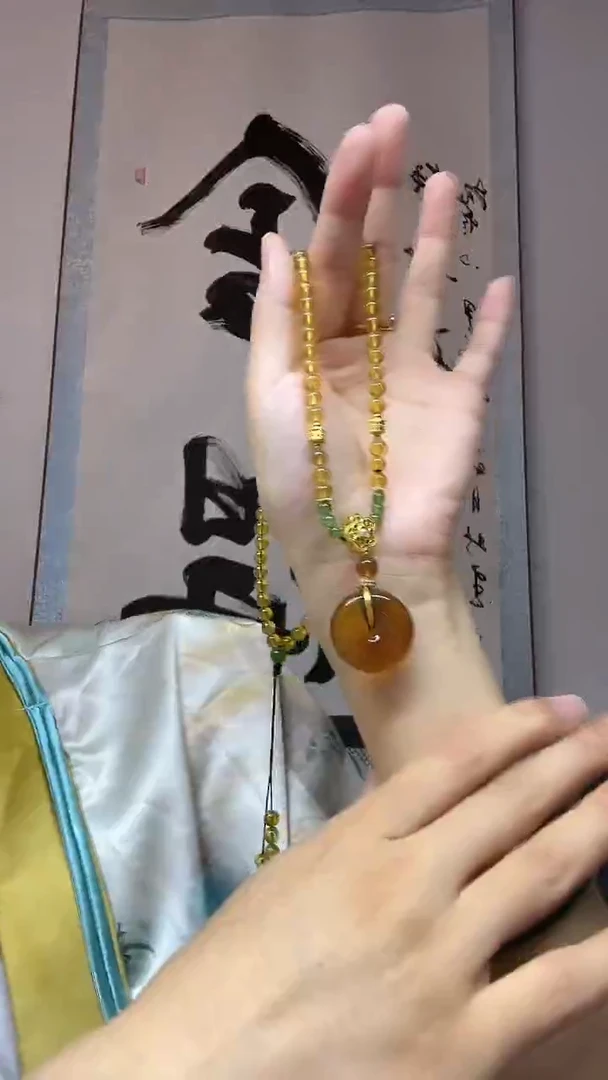 琥珀颈饰未镶嵌血蜜珀平安扣