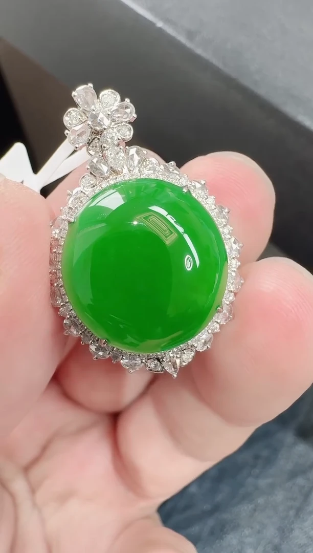 颈饰18K金镶嵌翡翠寄售回流，24小时鉴赏期