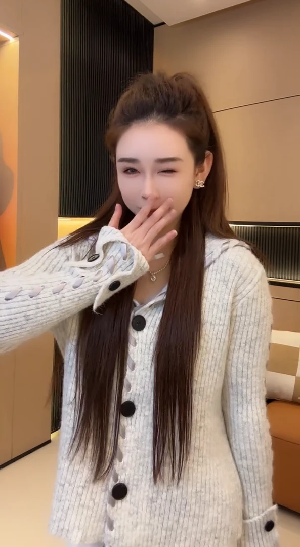 韩2025秋冬新款时髦设计感大翻领飘带慵懒风纽扣长袖针织毛衣上衣