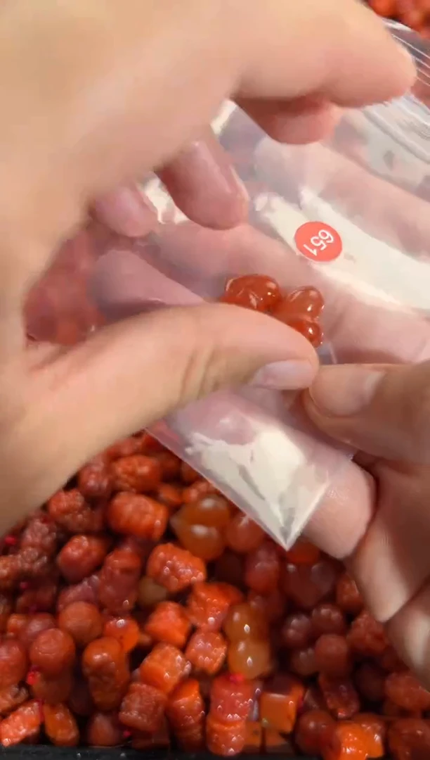 南红玛瑙未镶嵌颈饰1