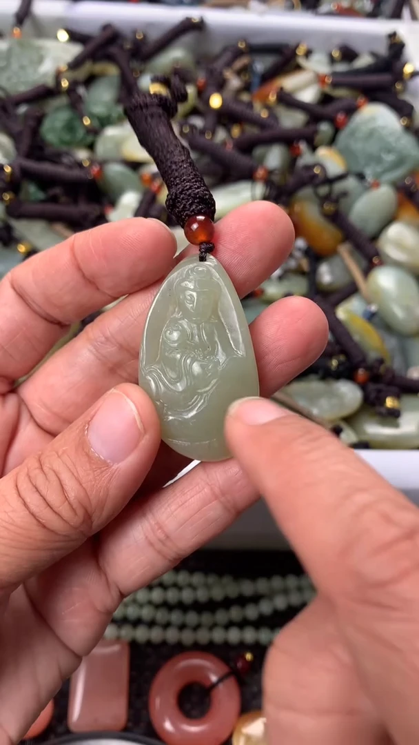 【闪购商品】和田玉颈饰未镶嵌多样性发货没有证书，拍一发一.有瑕