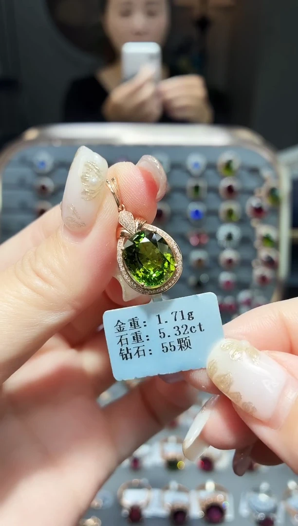 颈饰18K金镶嵌碧玺5.32