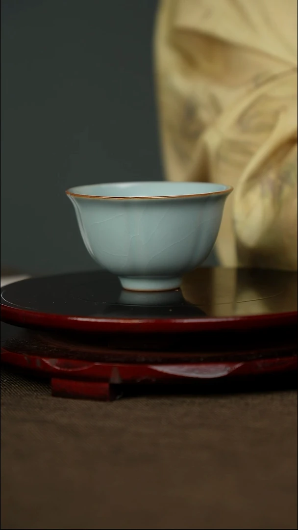 微微瑕 花口杯 无底款