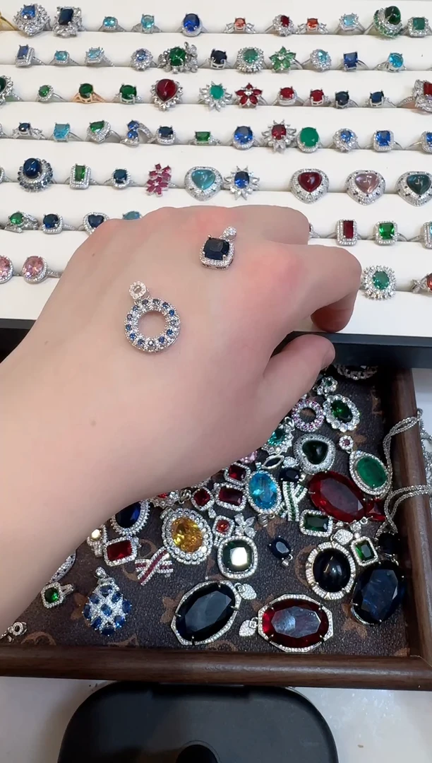 颈饰蓝宝石未镶嵌蓝宝石吊坠套装