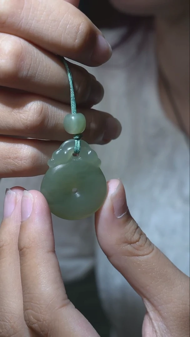 和田玉未镶嵌颈饰大*歌吊坠