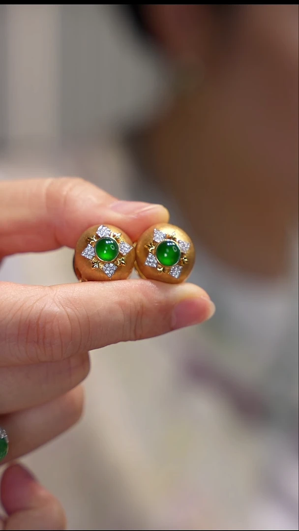 18K金镶嵌翡翠耳饰翡翠耳包