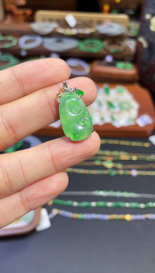 颈饰18K金镶嵌翡翠如意