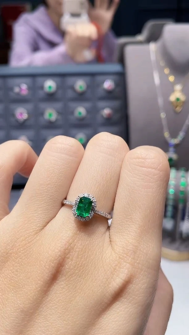 【闪购商品】祖母绿戒指18K金镶嵌0.83克拉