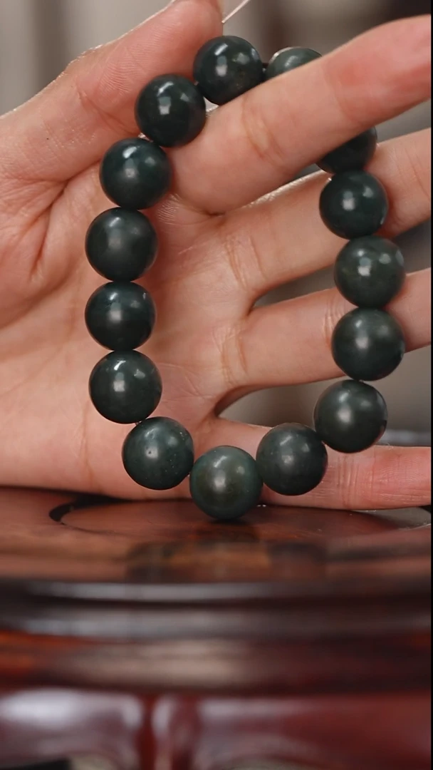 未镶嵌和田玉挂件向**生和田玉