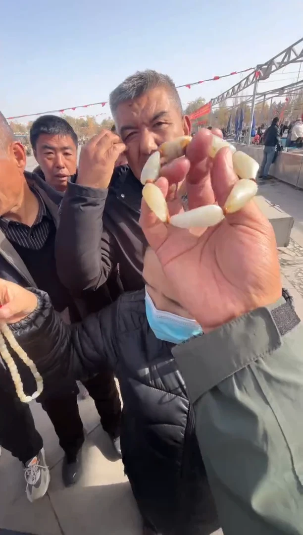未镶嵌和田玉（糖玉）挂件和田玉