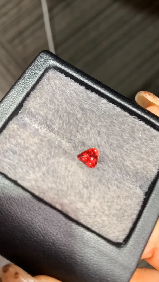 【闪购商品】定制尖晶石裸石未镶嵌三角型 钒尖晶 1ct