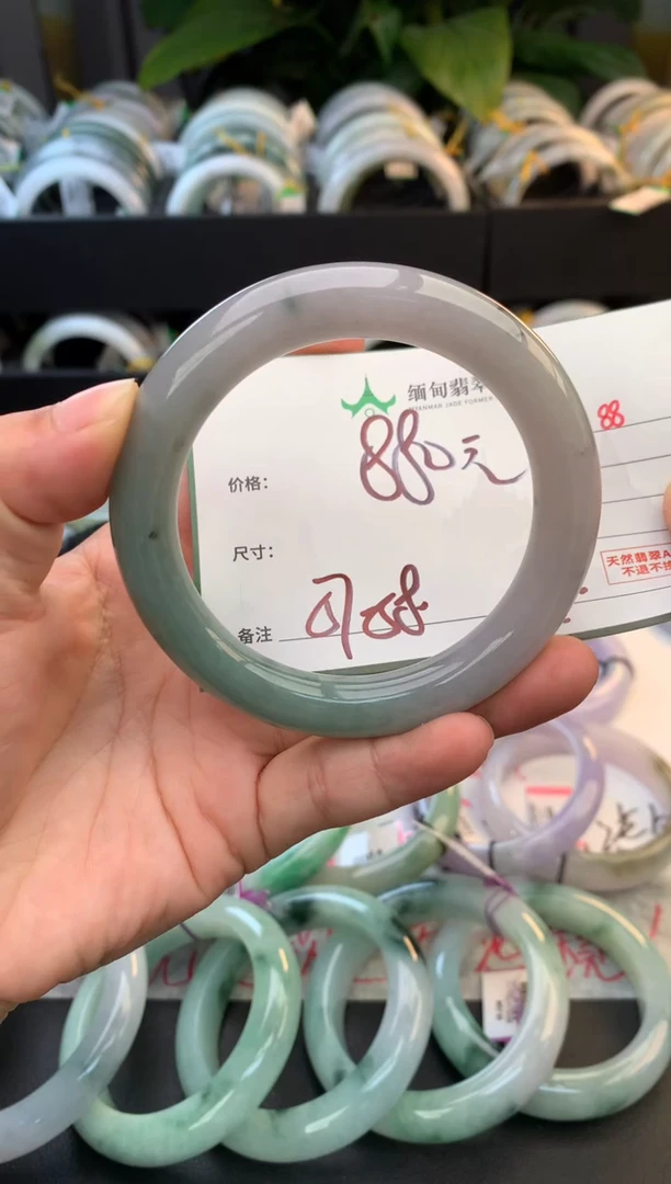 未镶嵌定制翡翠毛货需精细抛光+多人