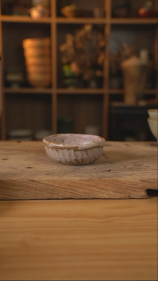 粉棕色的蛋糕米饭碗