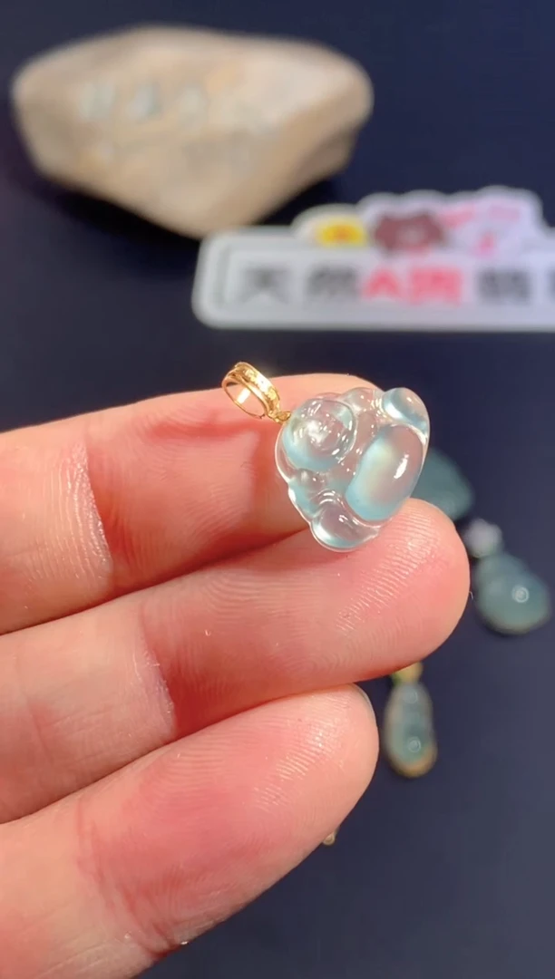 颈饰18K金镶嵌翡翠