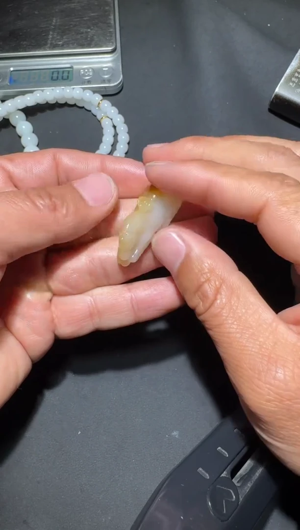 未镶嵌和田玉（糖玉）挂件和田玉