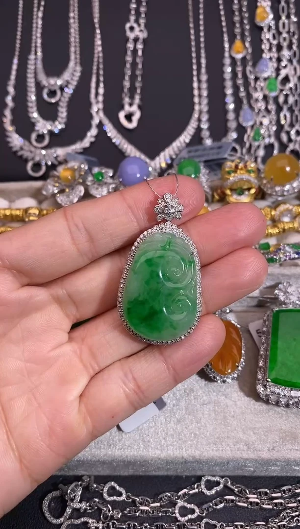 颈饰18K金镶嵌翡翠吊坠