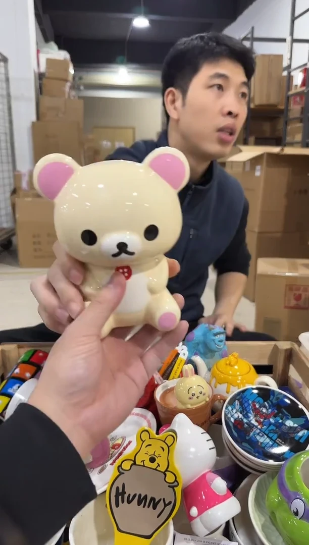 瓷片米黄色轻松熊钱罐