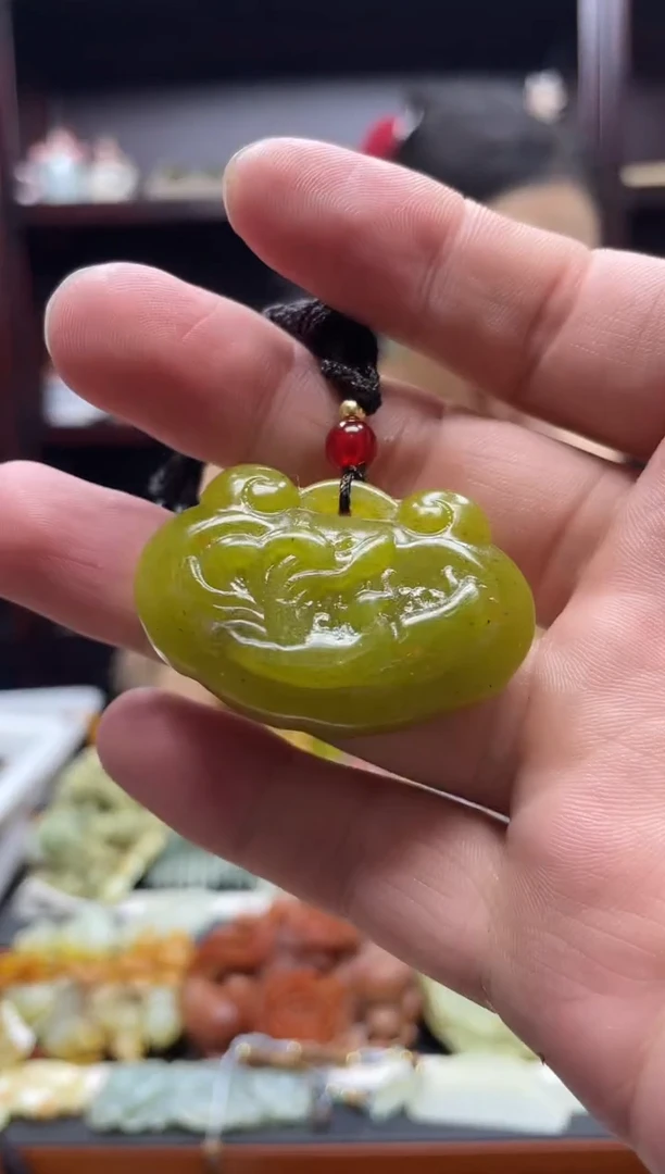 岫玉未镶嵌吊坠·