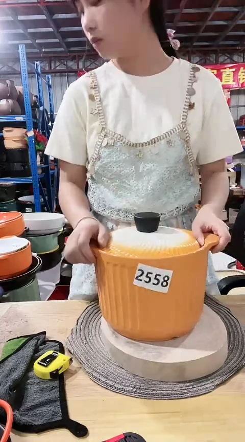 2558瑕疵3.5橙锅带盖.。。