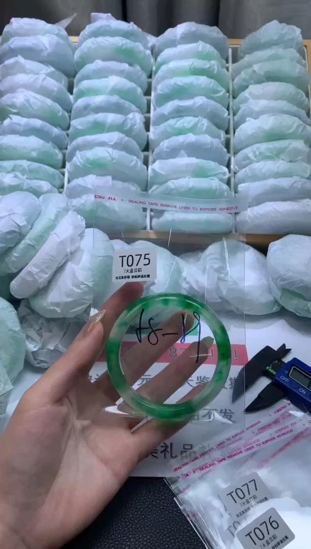 未镶嵌手镯石英质玉075