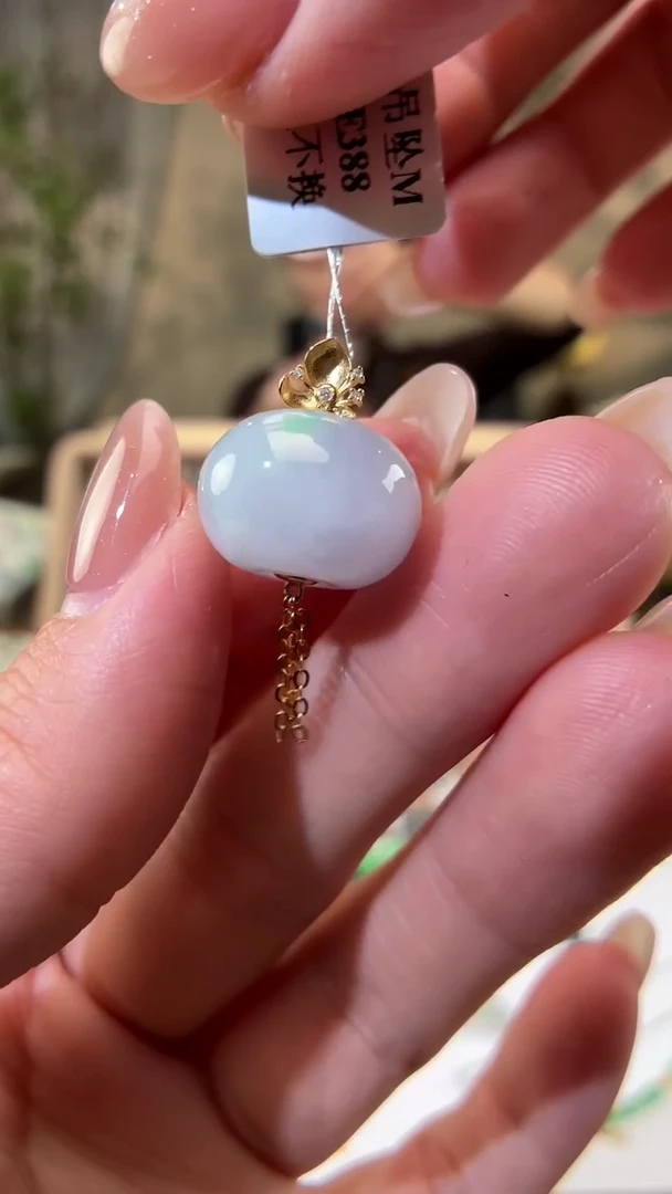 颈饰18K金镶嵌翡翠珠子