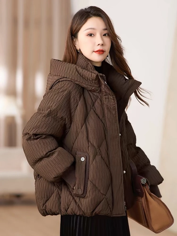 杭州正品羽绒服2025冬季上新连衣帽咖色压皱面料时尚减龄保暖外套