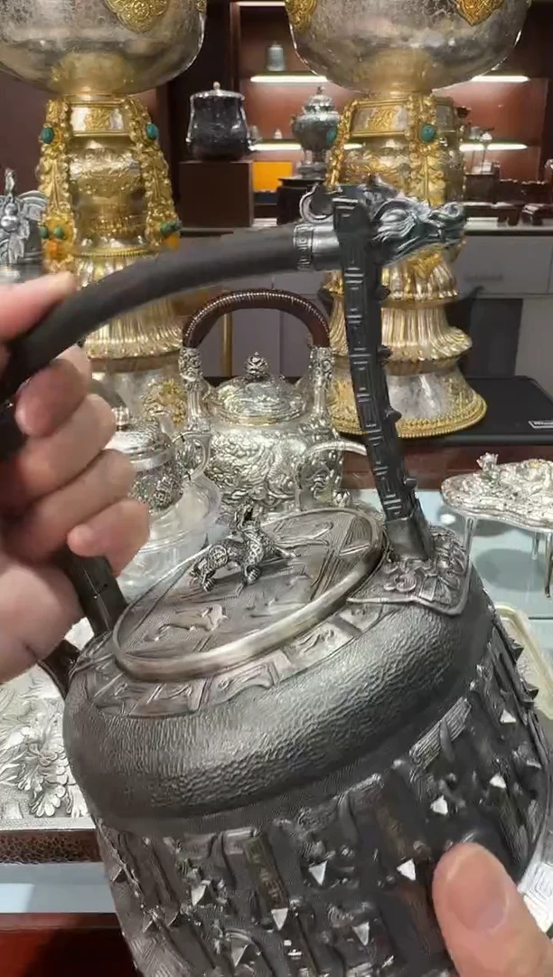 星**月足银精工手工大师鏨刻异型龙纹提梁烧水壶