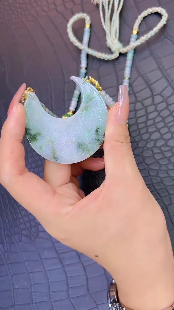 翡翠未镶嵌颈饰翡翠月牙花吊坠
