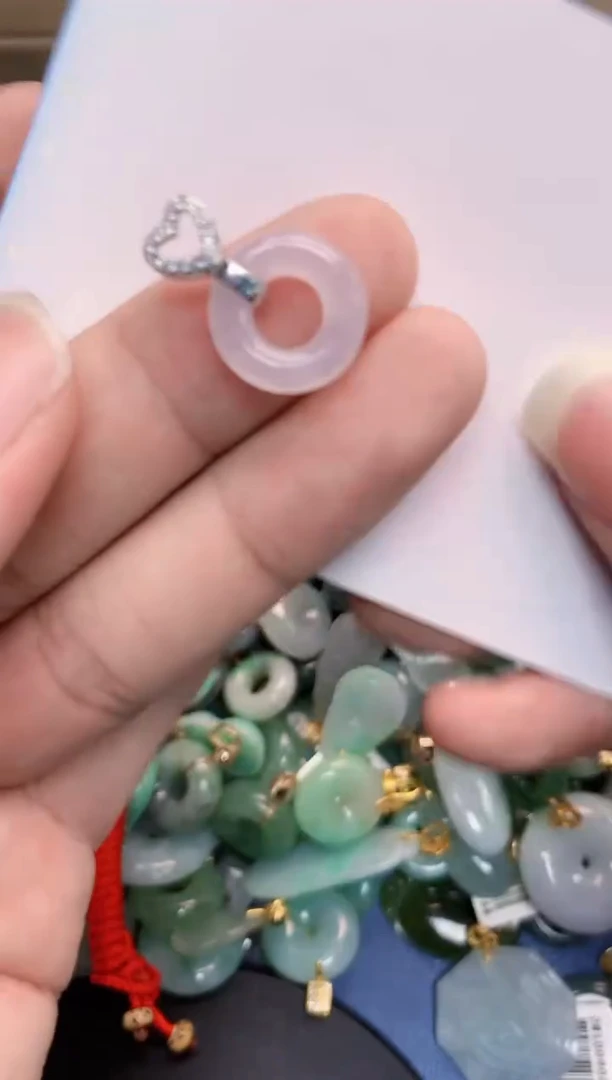 翡翠未镶嵌颈饰        1