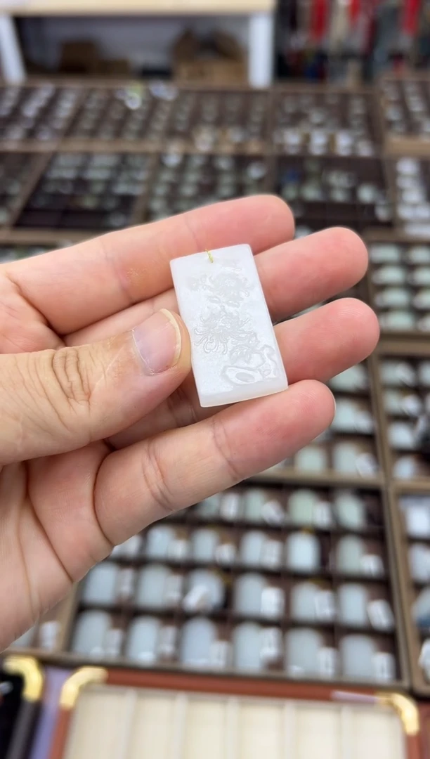 颈饰未镶嵌和田玉菊花佩