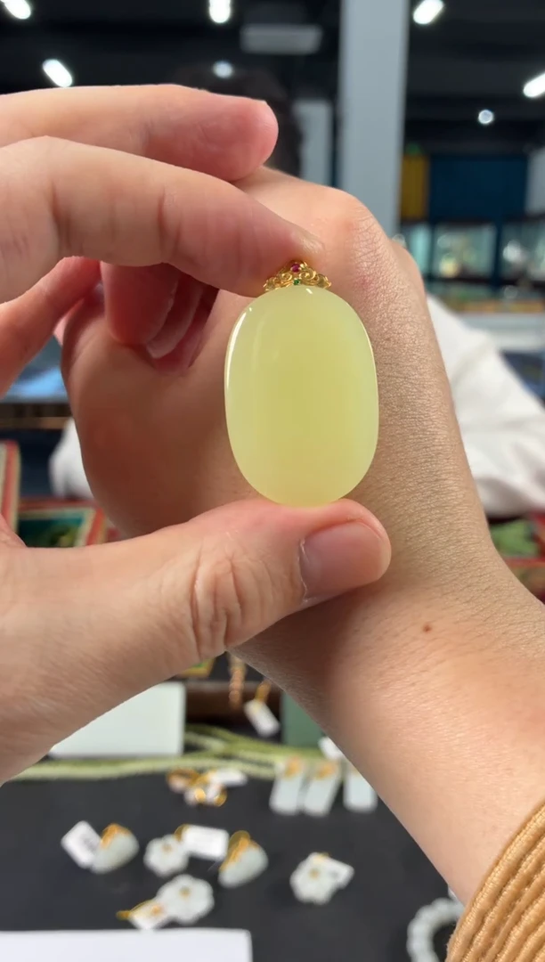 颈饰18K金镶嵌和田玉吊坠