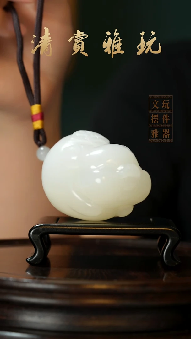 玉纳福飞猪手把件