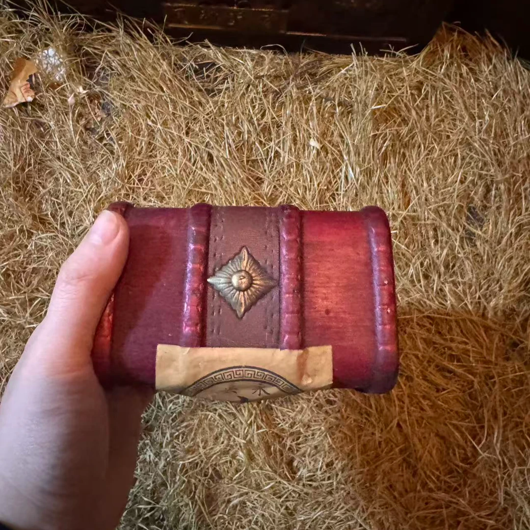 红色精美摆件小盒子