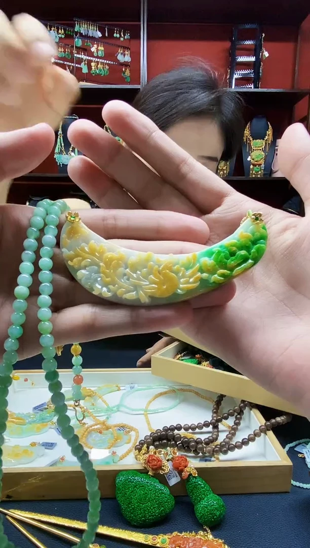 颈饰未镶嵌翡翠吊坠