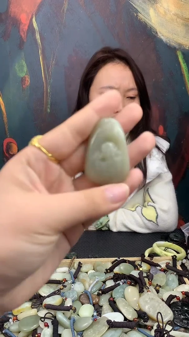 颈饰未镶嵌和田玉（多样性发一件）没有证书有瑕