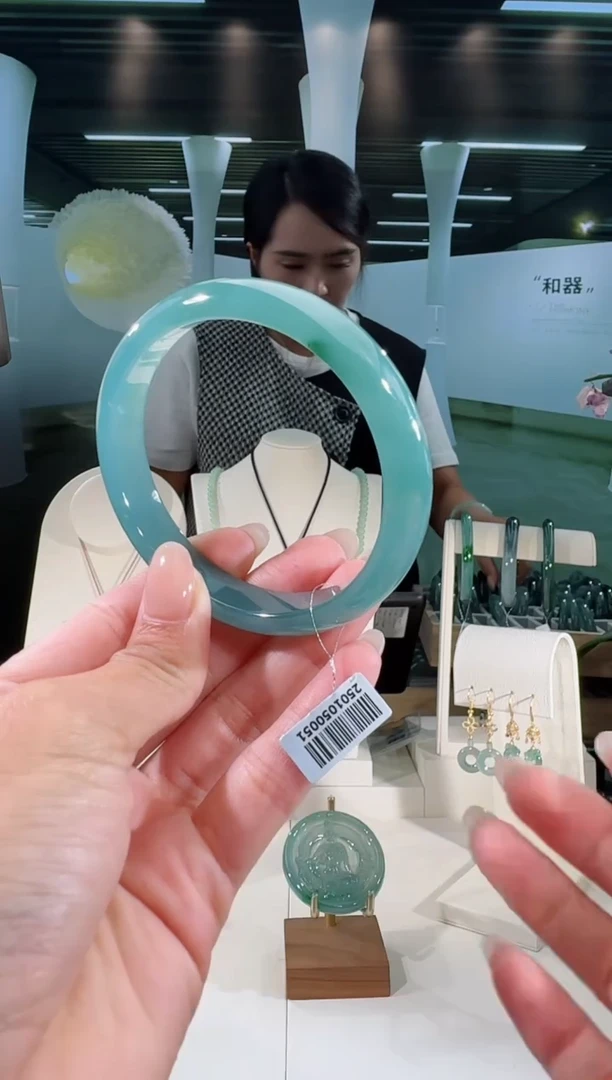 翡翠手镯未镶嵌61圈